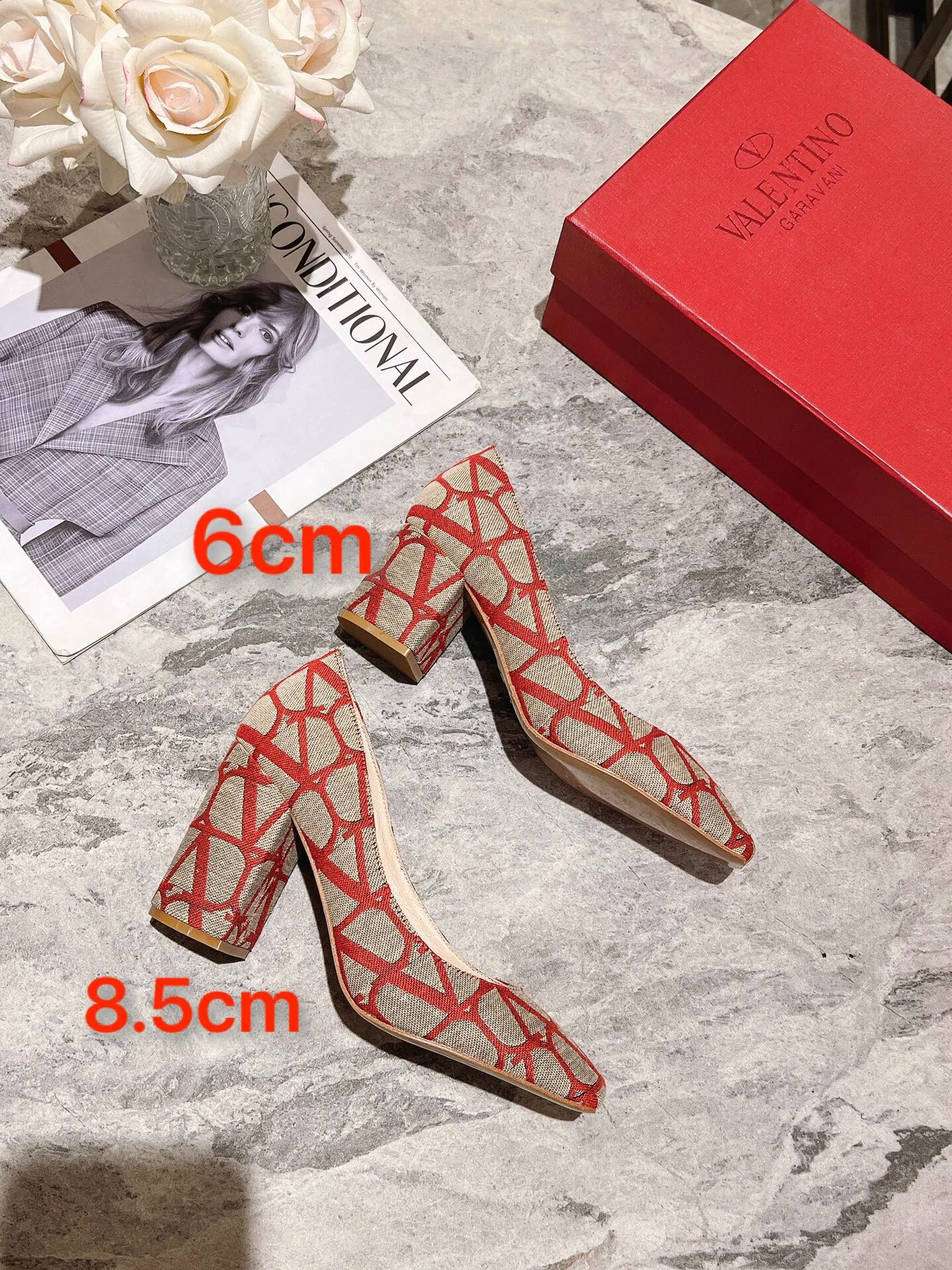 👟👟Ex-factory price 440👟👟 Genuine leather sole +40 Top version 𝑉𝐴𝐿𝐸𝑁𝑇𝐼𝑁𝑂 Valentino new spring and summer women's 5⃣️ color spring shoes. The unique [V logo fabric print pattern] brings out a full sense of high-end, and the new season will live up to expectations! Worth buying★Absolutely high-grade❥Original method, Absolutely sensual❥Elegant style, creating a different feeling, simple and elegant style!  Code number: 35-41 (34-42 customized) Fabric: Fabric printed cloth Lining: Sheepskin lining Heel height: 6cm～8.5cm2⃣️ options Leather outsole Rubber outsole